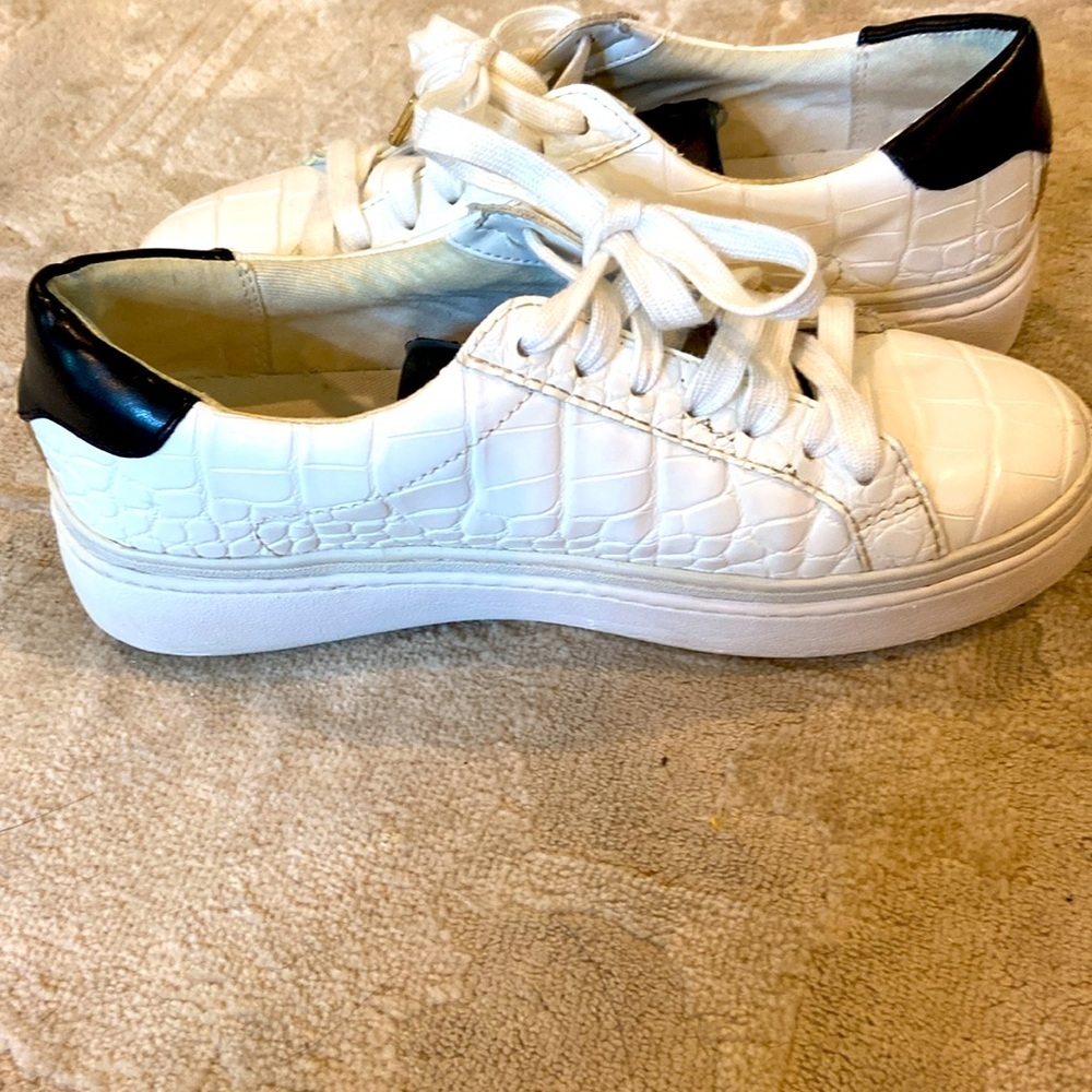 Women's Michael Michael Kors Chapman Lace-Up sneaker size 6!! - Picture 4 of 6
